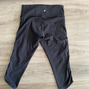 Black cropped Lululemon pants